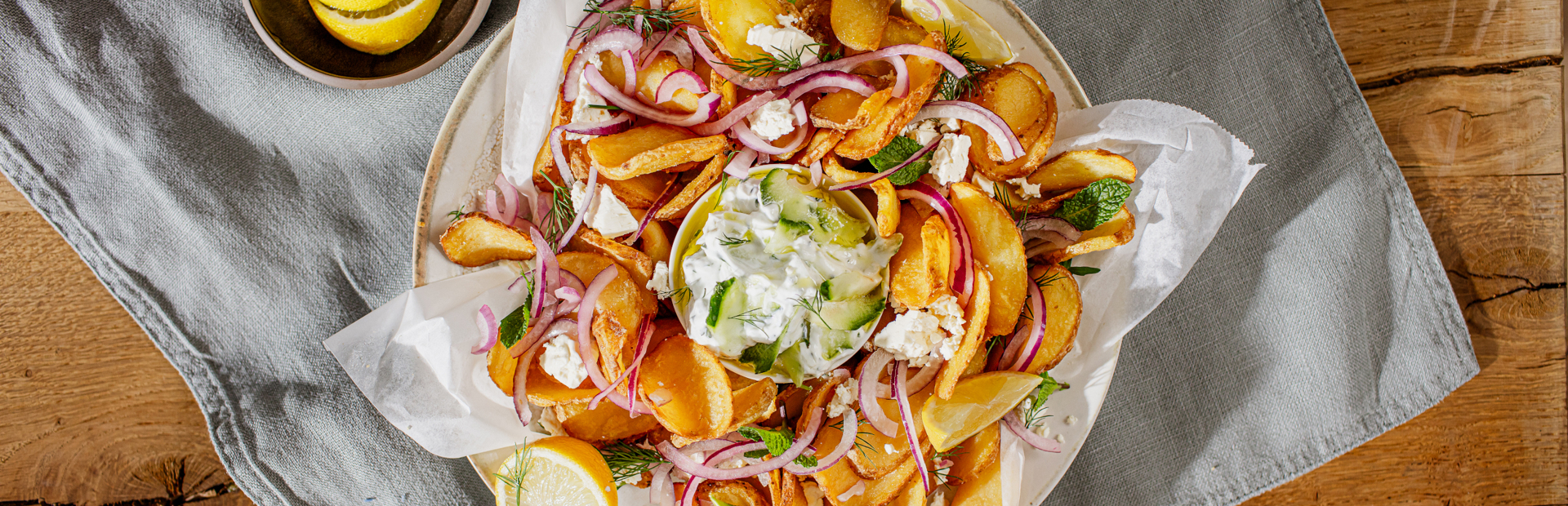 Loaded Rustic Chips s fetou a tzatziki