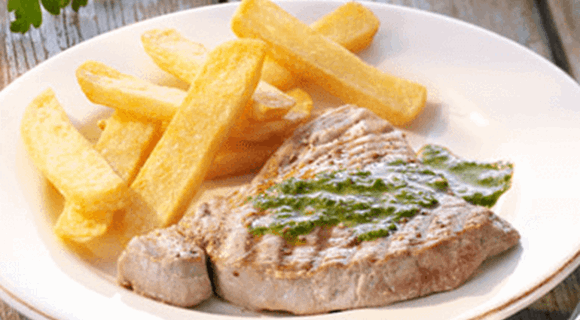 STEAK Z TUŇÁKA S PETRŽELOVO-CITRÓNOVÝM PESTEM