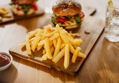 Halloumi burger s hranolkami